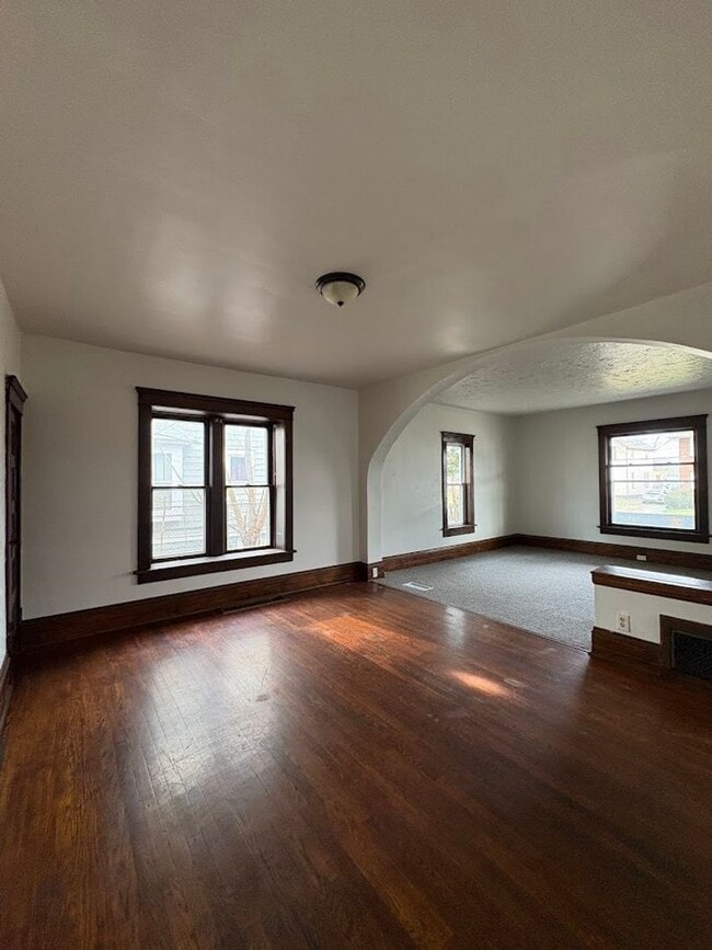 Building Photo - Large 4 bedrooms 2 full bathroom home for rent