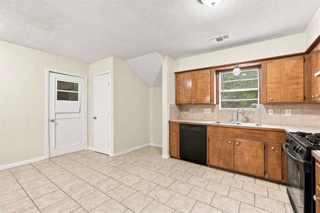 Building Photo - 1914 Oaklawn Dr