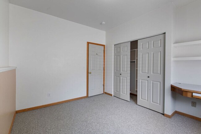 Building Photo - 4 Bedroom Townhome near campus