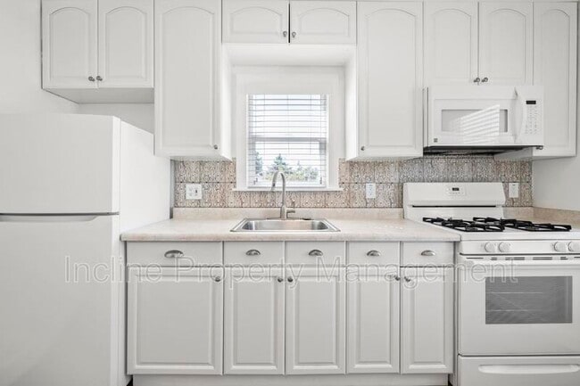 Building Photo - 758 Loveland Ave