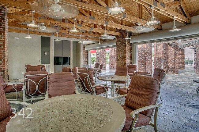 Building Photo - 600 13th St E