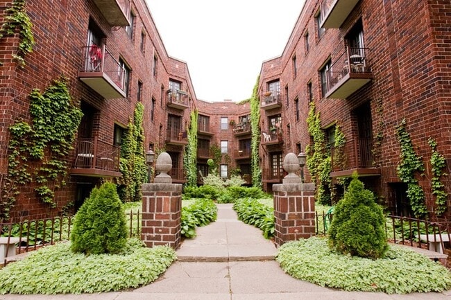 Building Photo - Portland Villas 1522