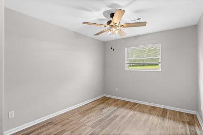 Building Photo - 1311 Farmingdale Dr