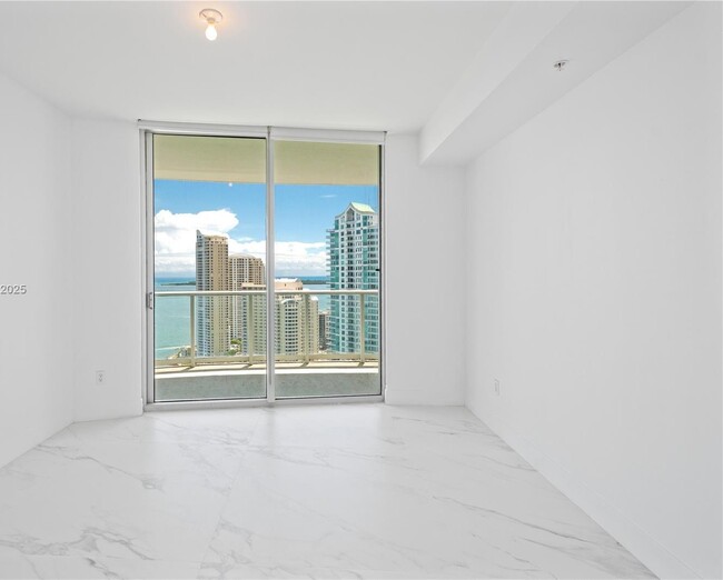 Building Photo - 300 S BISCAYNE Blvd