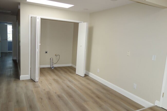 Building Photo - Cute Country Living!