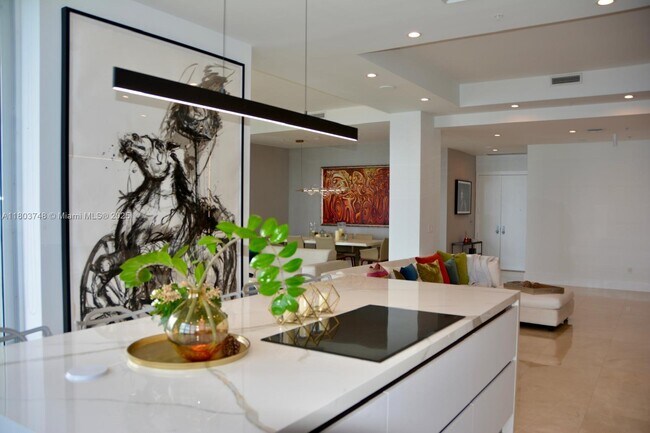 Building Photo - 848 Brickell Key Dr