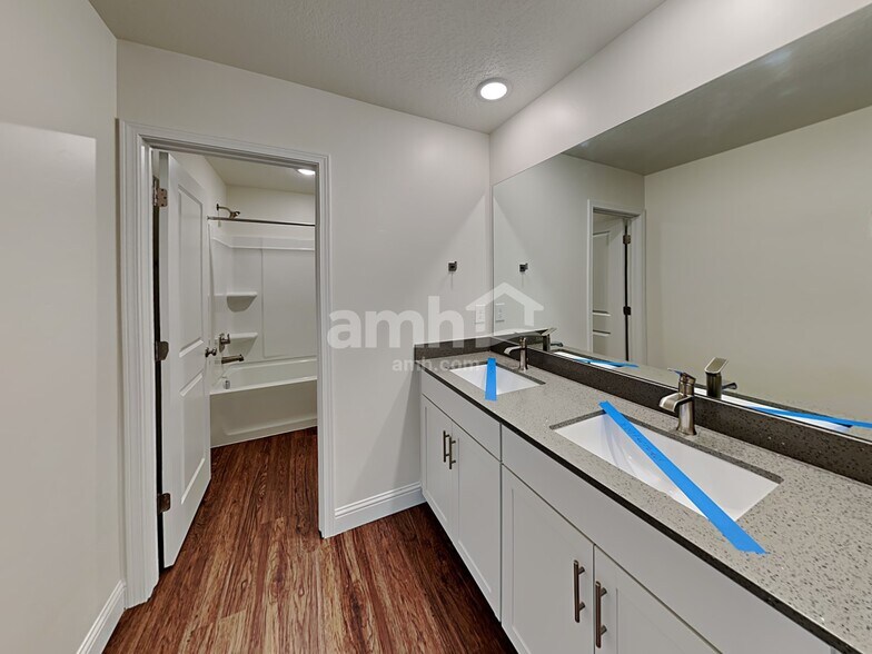 Building Photo - 322 N Gibbons Ln