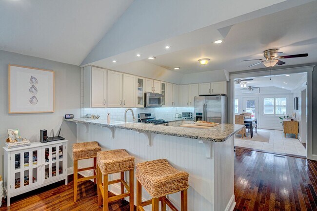 Building Photo - Midtown Rental in Forest Hills