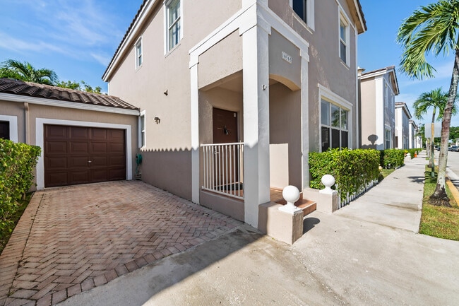 Building Photo - 10565 NW 57th Ct