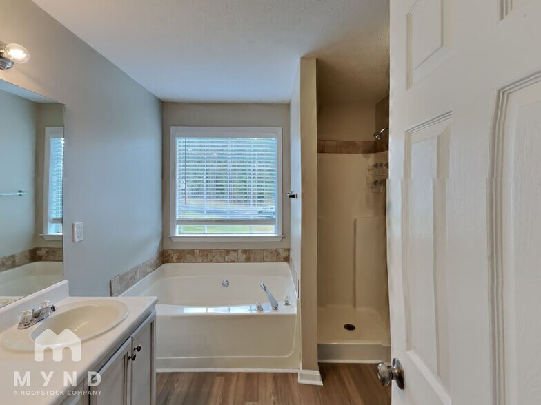 Building Photo - 495 Princeton Dr