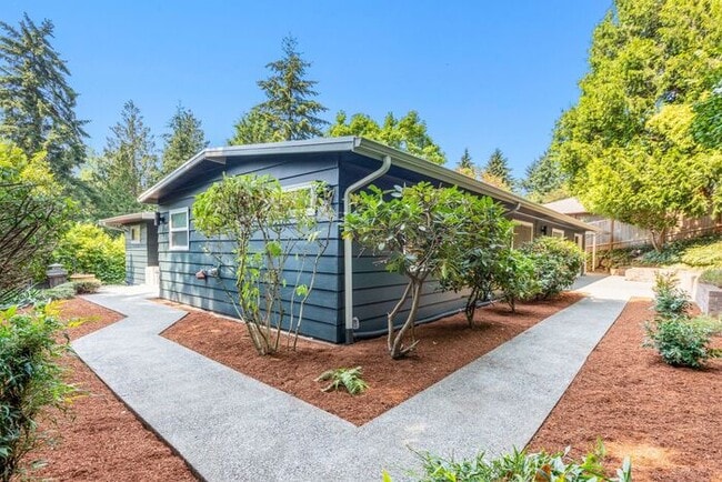 Building Photo - Elegant Air-Conditioned Newly Remodeled Matthews Beach Rambler