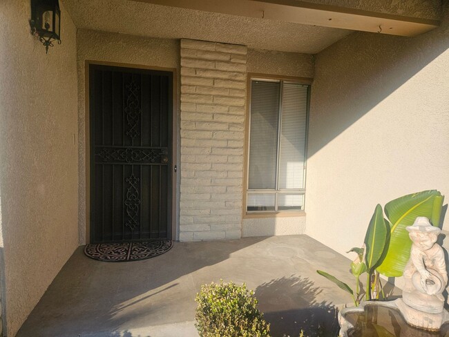 Building Photo - Great home in Fresno, Gorgeous Landscaping!