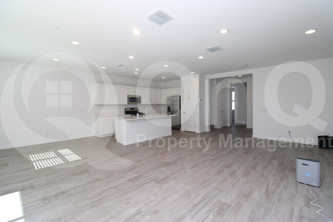 Building Photo - 9928 E Tahoe Ave