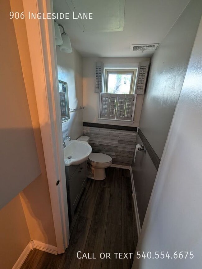 Building Photo - 906 Ingleside Ln