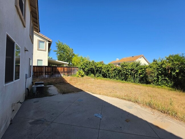 Building Photo - Five Bedrooms Three Baths in Murrieta