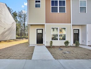 Building Photo - Beautiful unfurnished End unit - 2 bedroom...