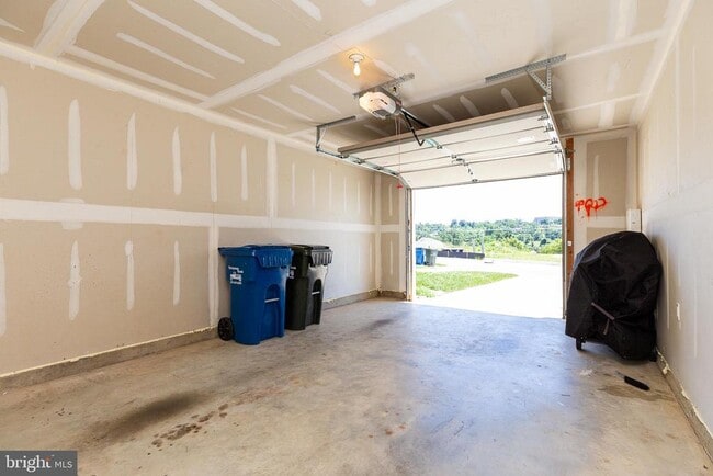 Building Photo - 427 Woodcrest Dr SE