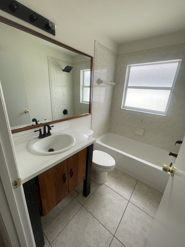 Building Photo - 4 Bedroom, 2 Bathroom Home in St. Cloud - Spacious 1612 Sq Ft
