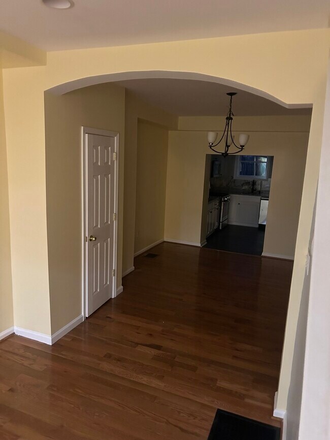 Building Photo - 2 Bedroom Plus Den 2.5 Bathrooms