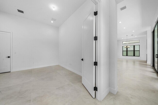 Building Photo - 9516 Riverside Pk Dr