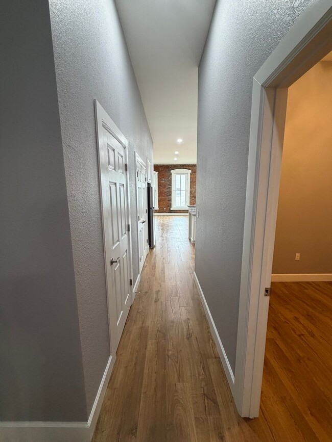 Building Photo - 616 Main St