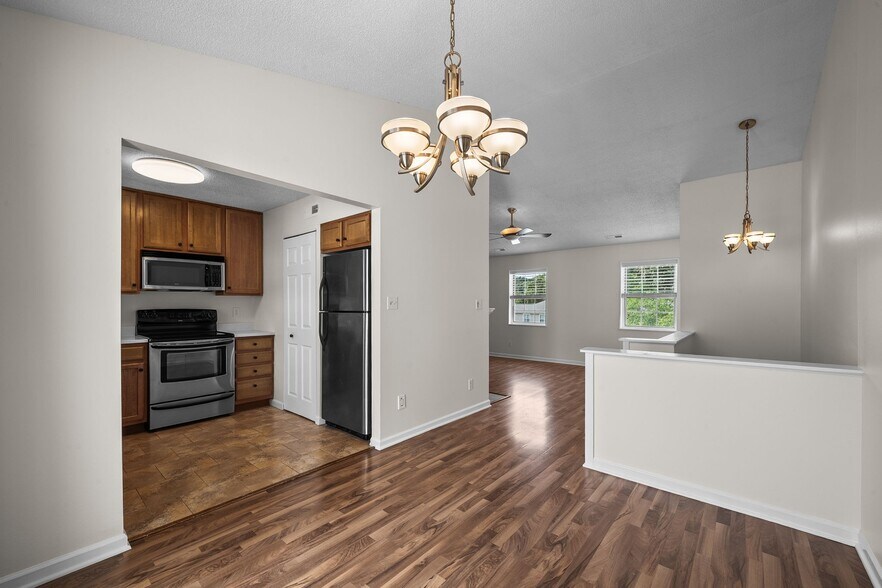 Building Photo - 1614 Thrush Ter