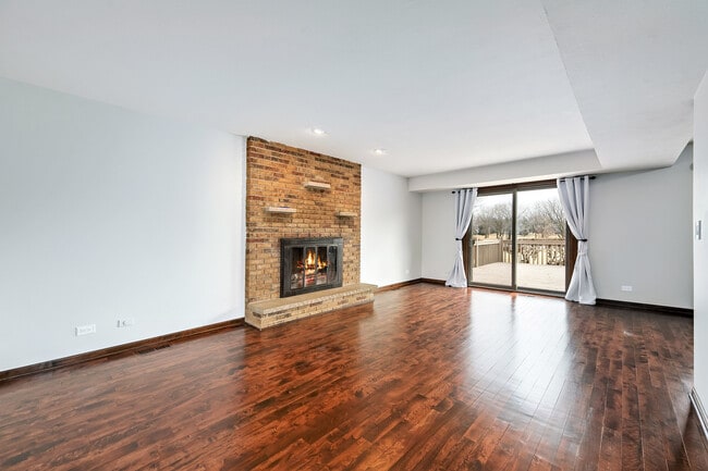 Building Photo - 887 Braintree Ln