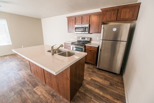 Building Photo - Townhome with 2-Car Garage!