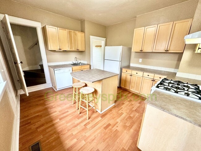 Building Photo - 2-Bedroom House with Fully Fenced Backyard...