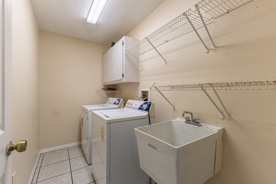 Building Photo - 3/2 Home with Garage Available NOW