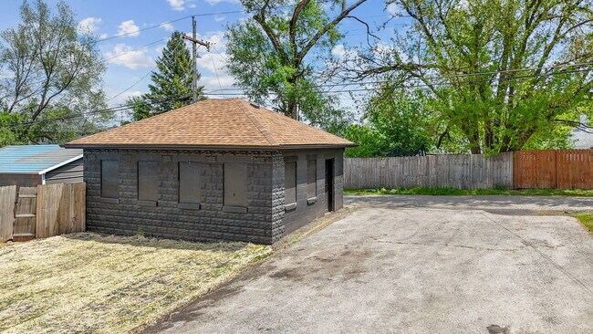 Building Photo - 132 Akin Ave