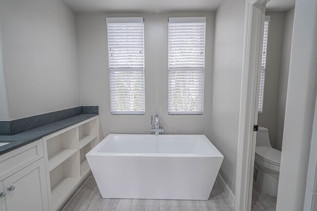 Building Photo - Woodland 3 Bedroom Home for Rent in Valencia!