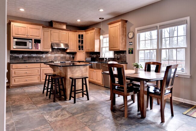 Building Photo - Spacious and Updated Yorktown Home