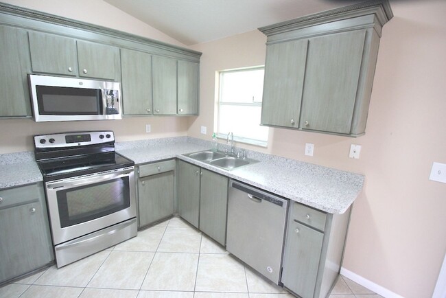 Building Photo - Roomy 4 Bed 2 Bath Home w Huge Screened La...