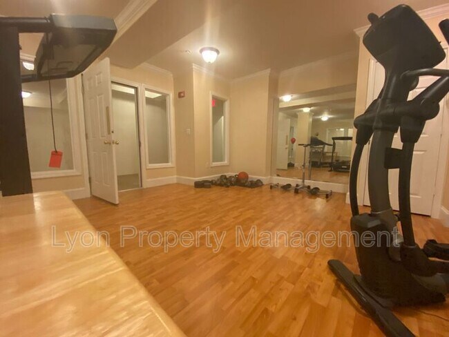 Building Photo - 426 Mt Hope St