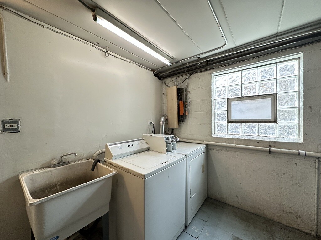 Building Photo - 9632 Ivanhoe Ave