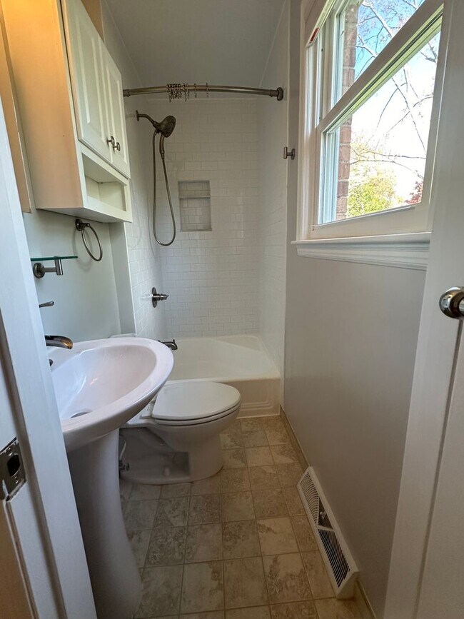 Building Photo - Charming 3 BR, 2.5 Ba house in a great location in town on a quiet cul de sac