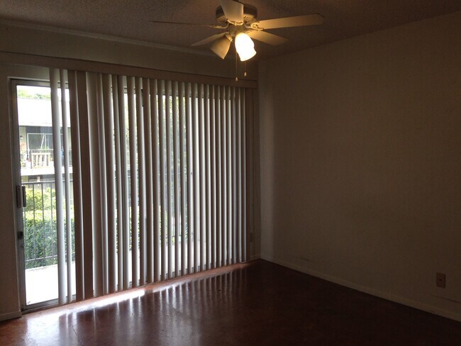 Building Photo - 500 E Riverside Dr
