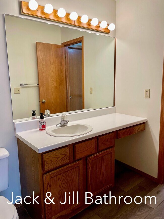 Building Photo - 720 Deerfield Cir