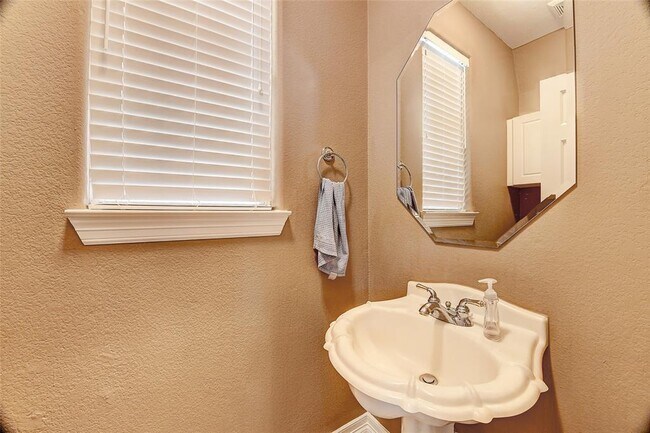 Building Photo - 803 Rosine St