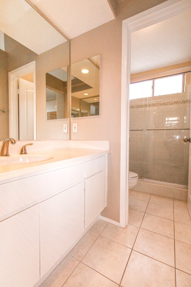 Building Photo - Tri-Level 3 bedroom 3 bath Home in Heart o...