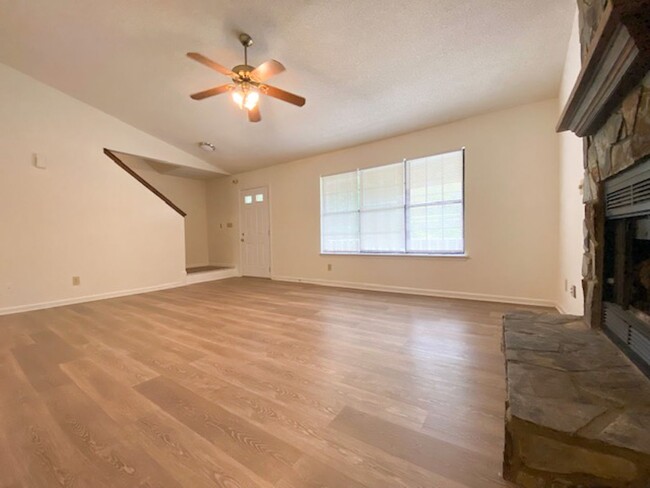Building Photo - Quiet Neighborhood  3 bedroom, 2 bath, 1 c...
