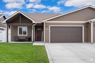 Building Photo - Stunning Townhome with Mountain Views for ...