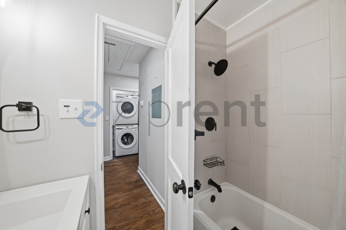 Building Photo - Unit