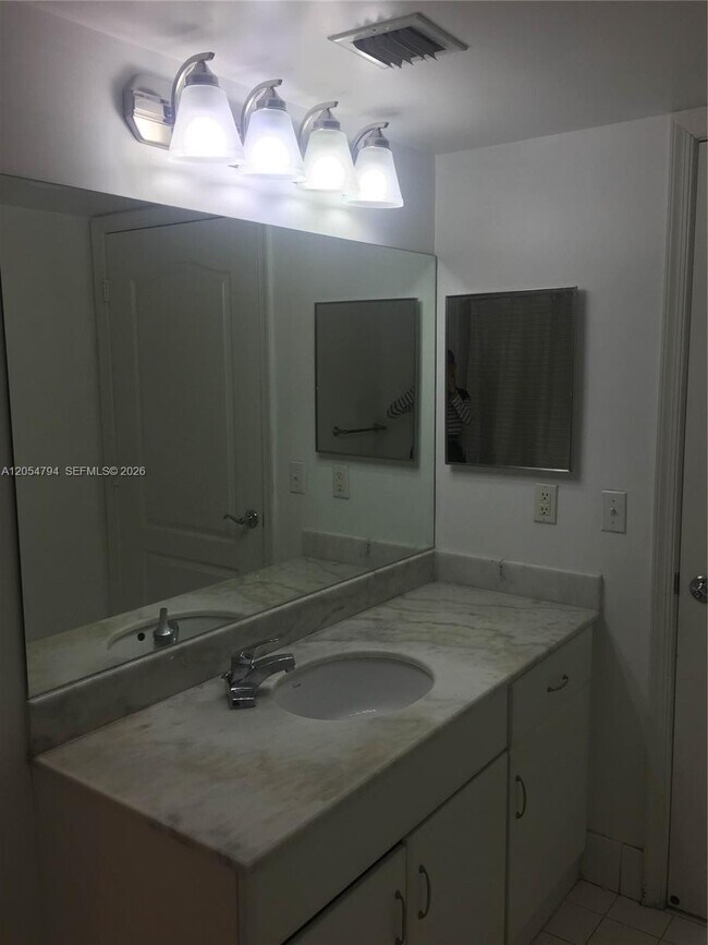 Building Photo - 1200 Brickell Bay Dr