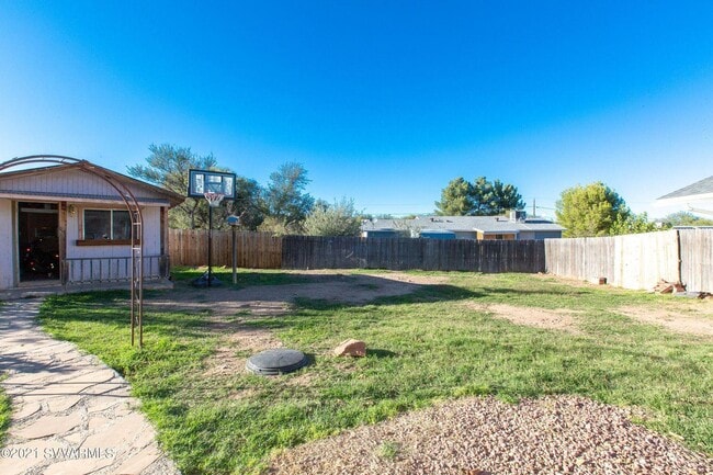 Building Photo - 552 E Lamarcia Dr