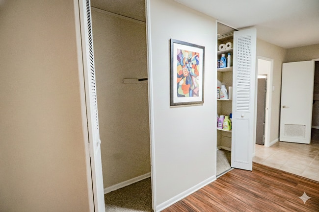 Hall closet - Wynnewood House