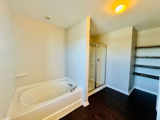 Building Photo - 4 bed 2.5 bath located in The Links at Way Station!! Available in August!!