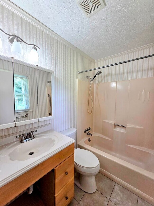 Building Photo - 3 Bedroom Brick Home