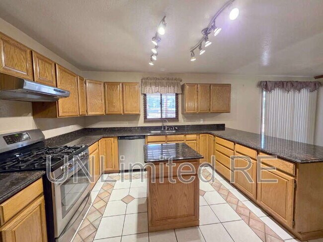 Building Photo - 2589 N Oakmont Dr